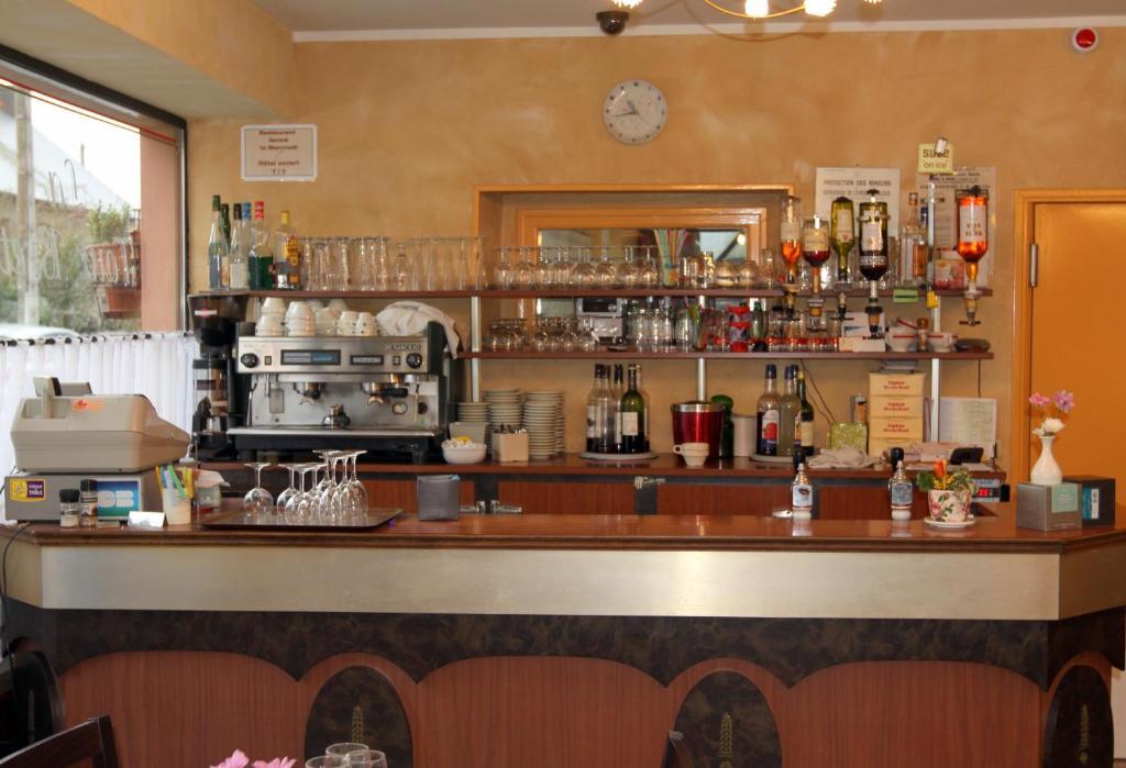 Logis Hotel Et Restaurant La Tour Brette Понторсон Екстериор снимка